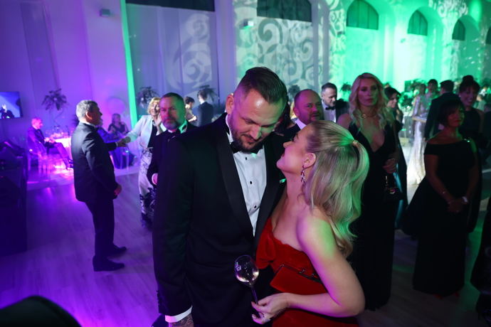 FOTO: Dominika Myslivcová s partnerem na plese. – stránka 13