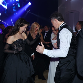 Jaromír Jágr s Dominikou Branišovou na parketu.