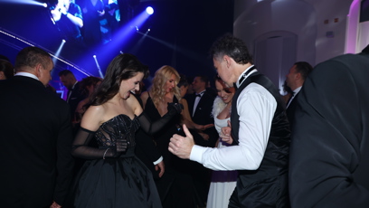 FOTO: Jaromír Jágr s Dominikou Branišovou na parketu.