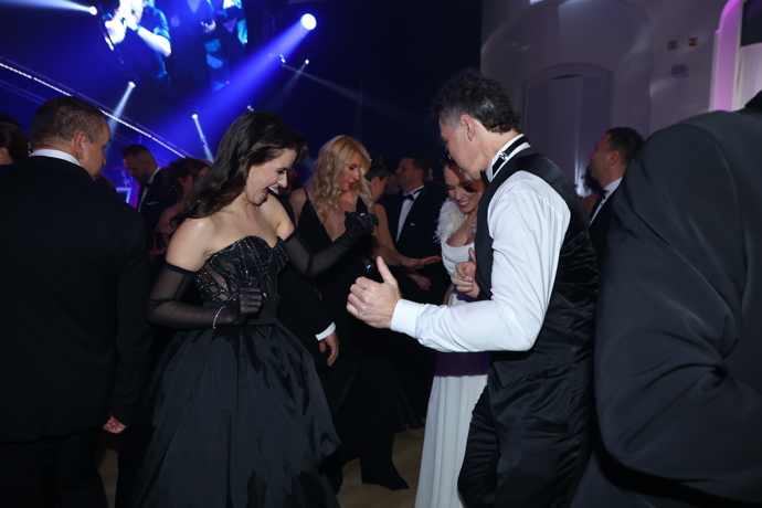 FOTO: Jaromír Jágr s Dominikou Branišovou na parketu. – stránka 34