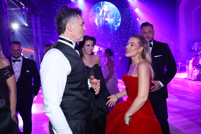 FOTO: Jaromír Jágr a Dominika Myslivcová. – stránka 24