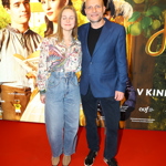 Jiří Ployhar vyvedl svoji mladičkou přítelkyni, která tentokrát vyrazila neformálně v džínách a květované košili. 