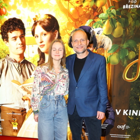 Jiří Ployhar vyvedl svoji mladičkou přítelkyni, která tentokrát vyrazila neformálně v džínách a květované košili. 