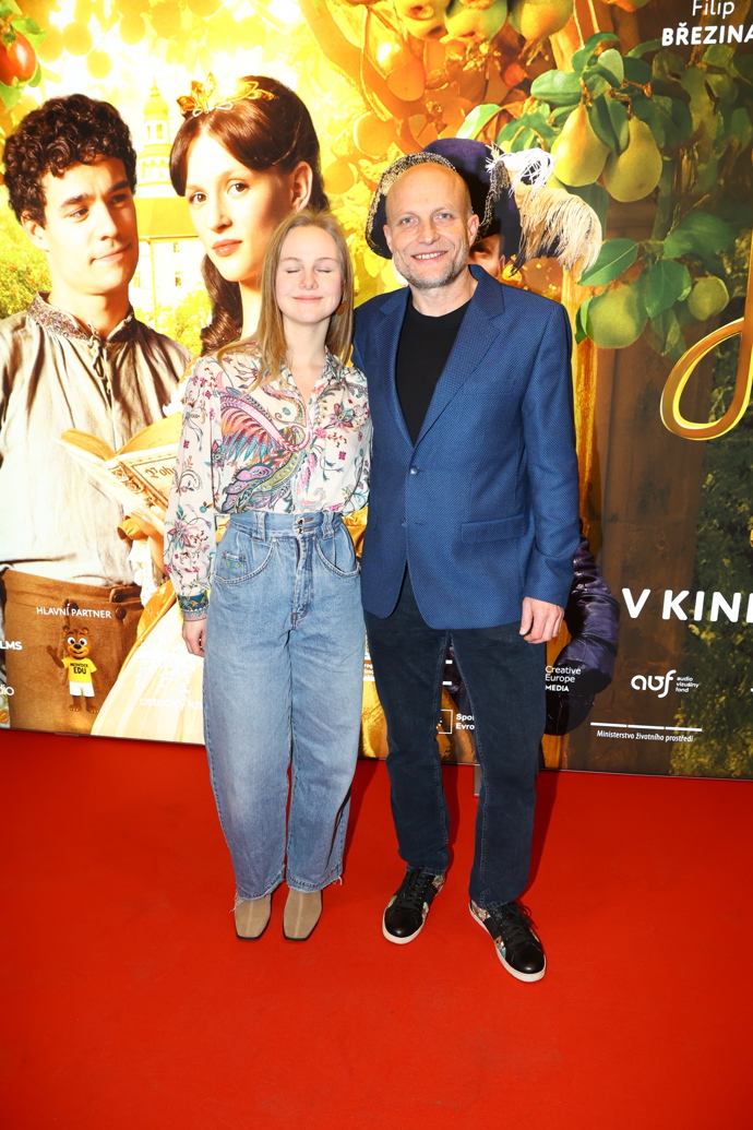 FOTO: Jiří Ployhar dorazil s přítelkyní. – stránka 83