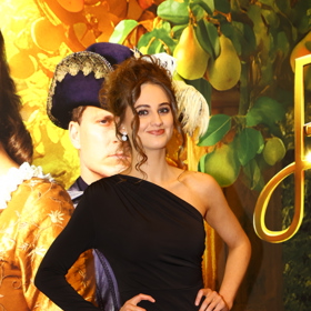 Michaela Petřeková vsadila na asymetrické černé šaty, které doplnila stříbrnou plesovou kabelkou. 