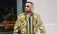 Karlos vytáhl svou nejoblíbenější košili.