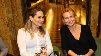 FOTO: Danica Jurčová se skleničkou v ruce.