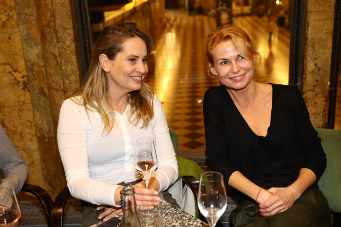 FOTO: Danica Jurčová se skleničkou v ruce. – stránka 25