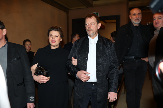 FOTO: Martin Stránský  s doprovodem. – stránka 82