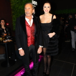 Leo Beránek starší vyvedl do společnosti svoji partnerku Kateřinu. Ta pro tentokrát zvolila decentnější černé minišaty. 