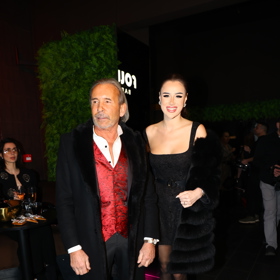 Leo Beránek starší vyvedl do společnosti svoji partnerku Kateřinu. Ta pro tentokrát zvolila decentnější černé minišaty. 