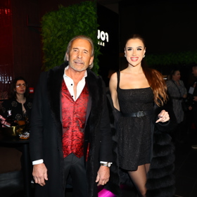 Leo vyčníval z davu v rudé brokátové vestičce. 