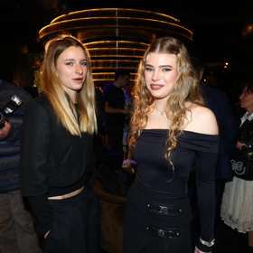 Český showbyznys jí prý nic neříká a o slavné mamince raději s vrstevníky moc nemluví. 