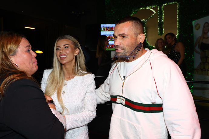 FOTO: Lela Ceterová na křtu kalendáře Andrey Verešové. – stránka 18