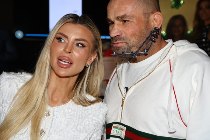 FOTO: Dvojice si večer užívala. – stránka 16