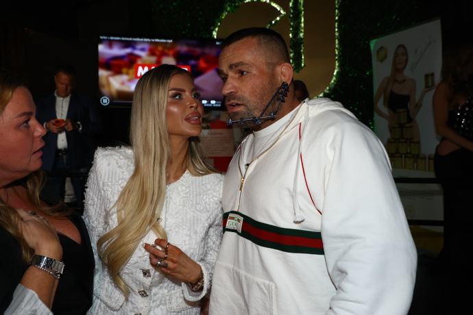 FOTO: Lela Ceterová a Karlos Vémola na křtu kalendáře Andrey Verešové. – stránka 26