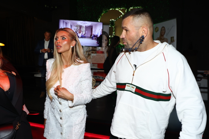 FOTO: Dvojice spolu odcházela. – stránka 14