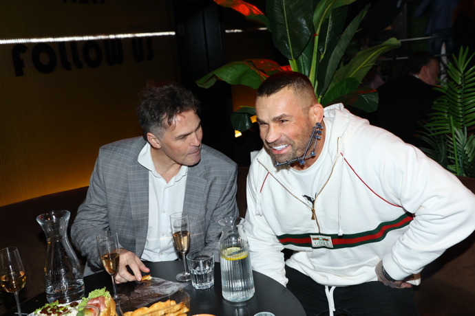 FOTO: Karlos Vémola s Jaromírem Jágrem. – stránka 19