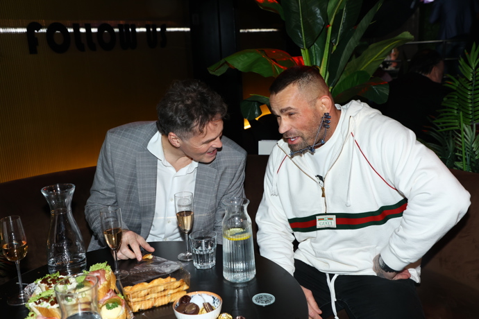 FOTO: Karlos Vémola při konverzaci s Jaromírem Jágrem. – stránka 1