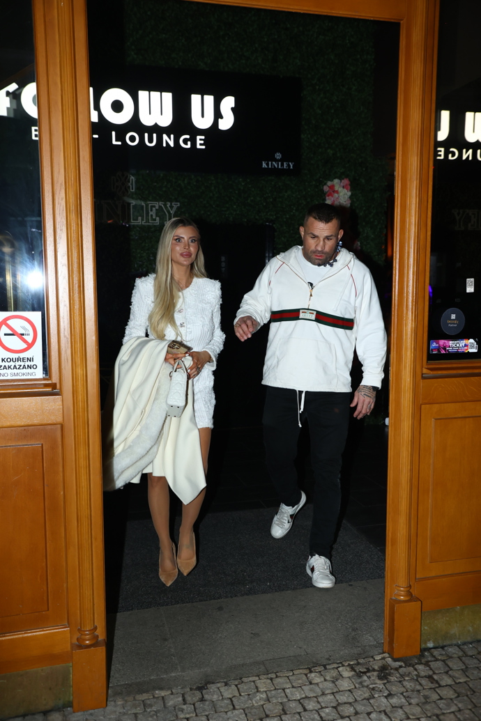 FOTO: Lela Ceterová s Karlosem odcházeli společně. – stránka 8