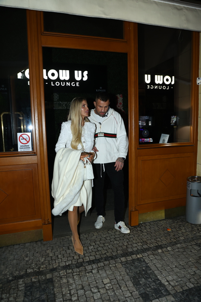 FOTO: Lela Ceterová s Karlosem odcházeli společně. – stránka 7