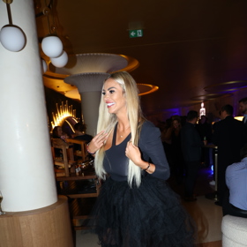 Denise Ayverdi se usmívala od ucha k uchu. 