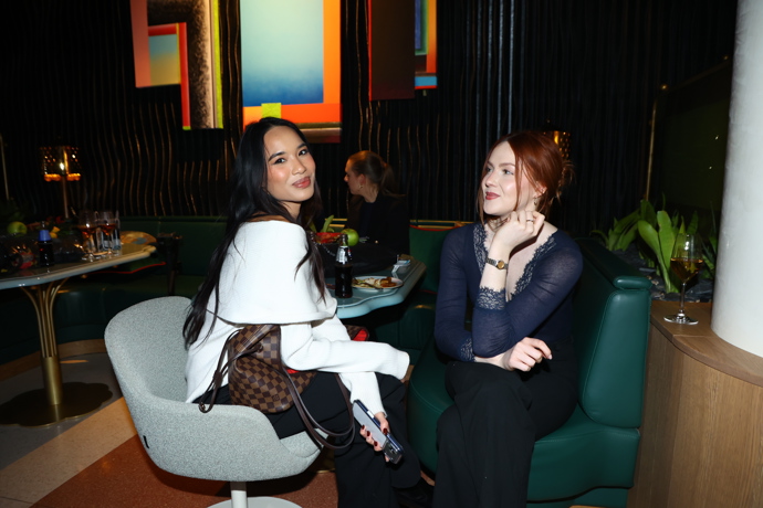 FOTO: Sarah Vu dorazila s kamarádkou. – stránka 16