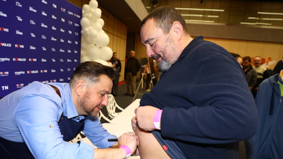 FOTO: Jan Punčochář se podepisoval Ivanu Vodochodskému na břicho.