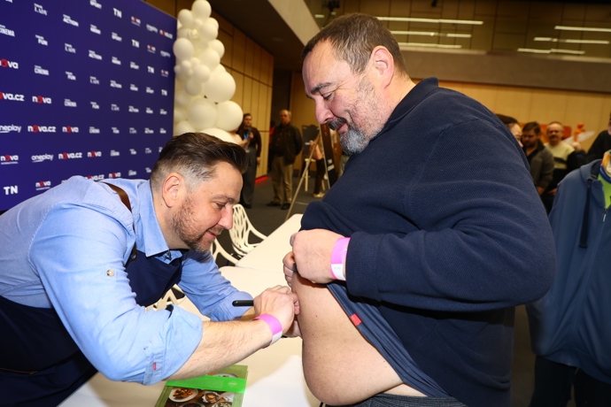 FOTO: Jan Punčochář se podepisoval Ivanu Vodochodskému na břicho. – stránka 26