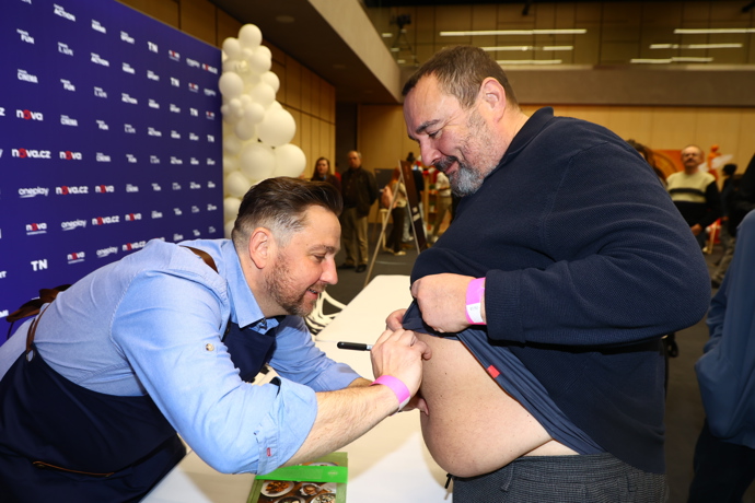 FOTO: Ivan Vodochodský dostal podpis na břicho. – stránka 24