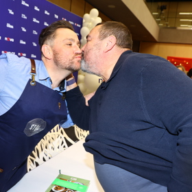 Jan Punčochář si s Ivanem Vodochodským dali pusinku.