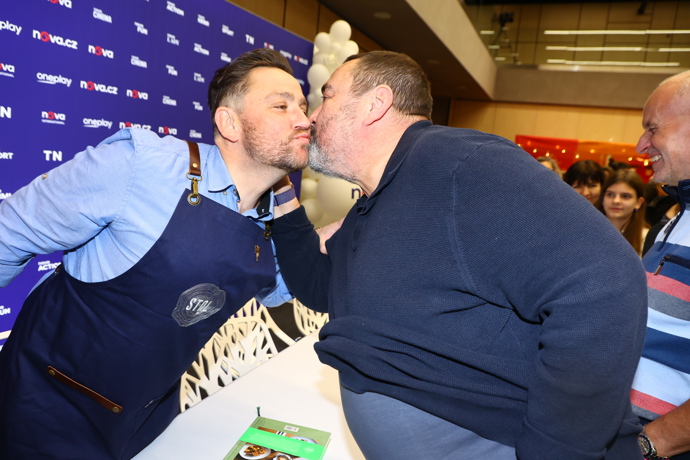 FOTO: Jan Punčochář si s Ivanem Vodochodským dali pusinku. – stránka 22