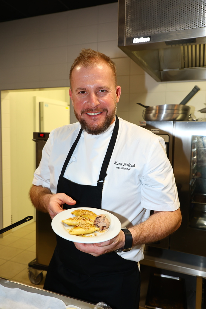 FOTO: Šéfkuchař Marek Raditsch. – stránka 19