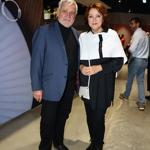 Zlata Adamovská oblékla černé kalhoty a černou volnou košili, přes kterou oblékla bílou úpletovou pelerínu. Vše doplnila a malou bílou kabelku.