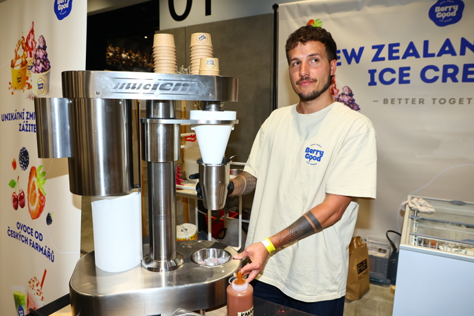 FOTO: Dorazil i Vojtěch Tichava z Farmy Česko. – stránka 6