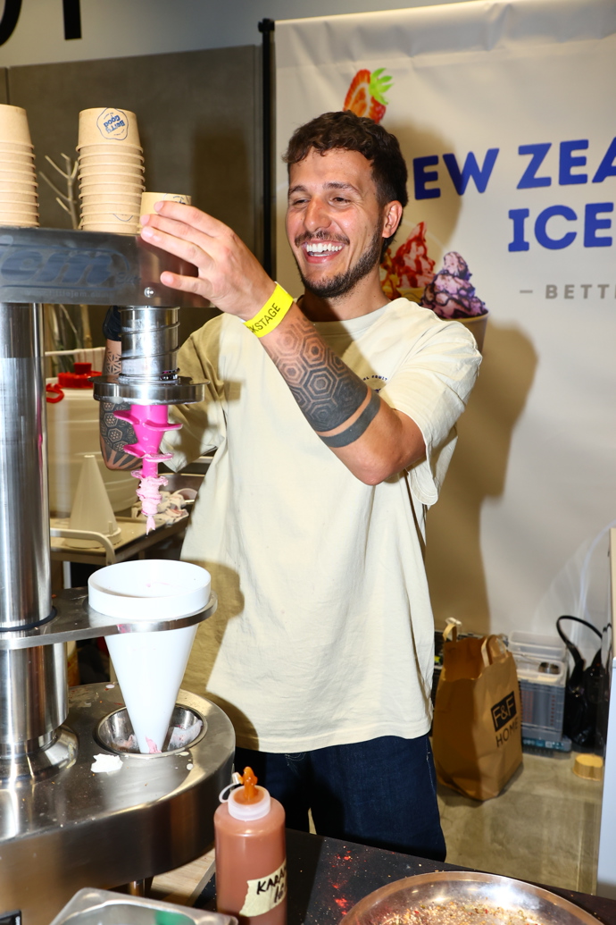 FOTO: Moderátor Vojtěch Tichava. – stránka 5