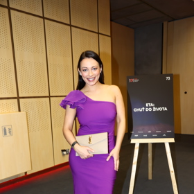 Fialové koktejlky doplnila moderátorka vínovými vysokými kozačkami. 