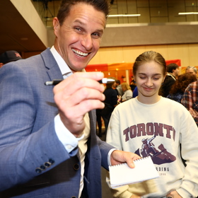 Miroslav Dopita rozdával podpisy.