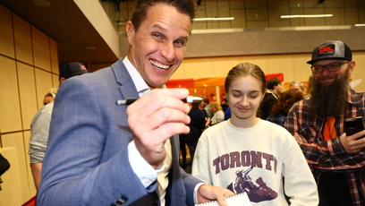 FOTO: Miroslav Dopita rozdával podpisy.