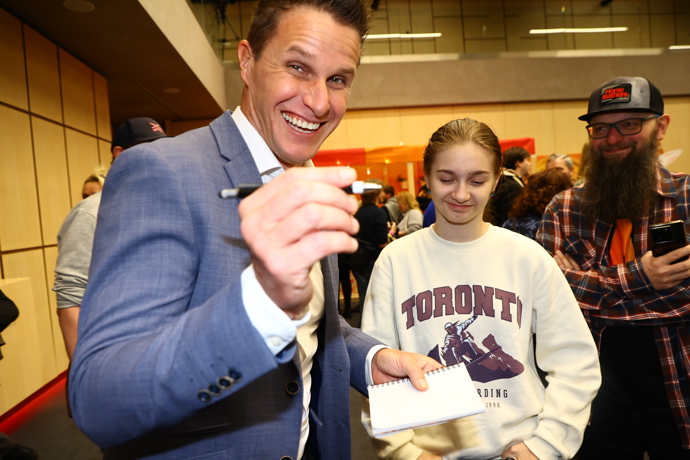 FOTO: Miroslav Dopita rozdával podpisy.