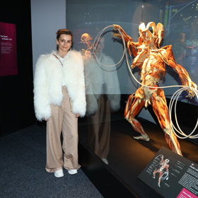 Herečka zde obdivovala speciálně uchovávaná lidská těla a všechny jejich dokonale obnažené svaly. 