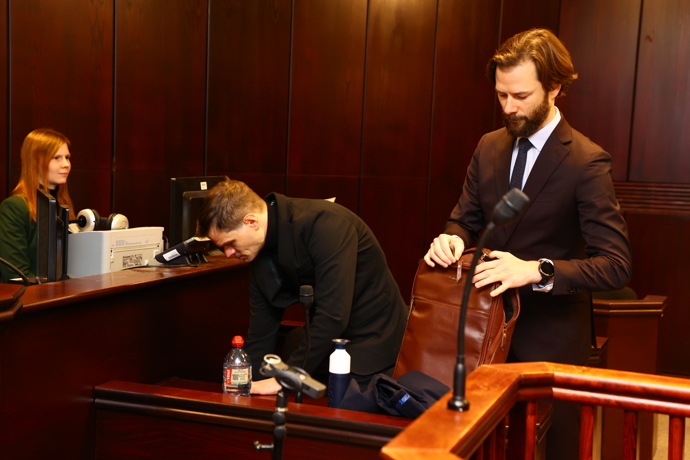 FOTO: Adam Kraus se svým obhájcem. – stránka 7