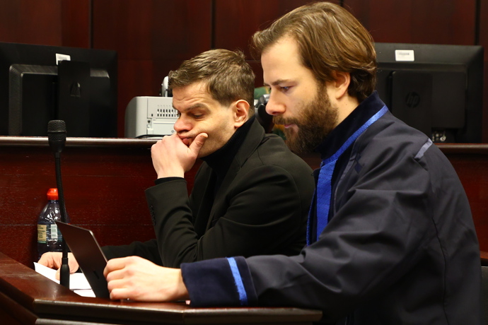 FOTO: Adam Kraus po boku svého obhájce. – stránka 1