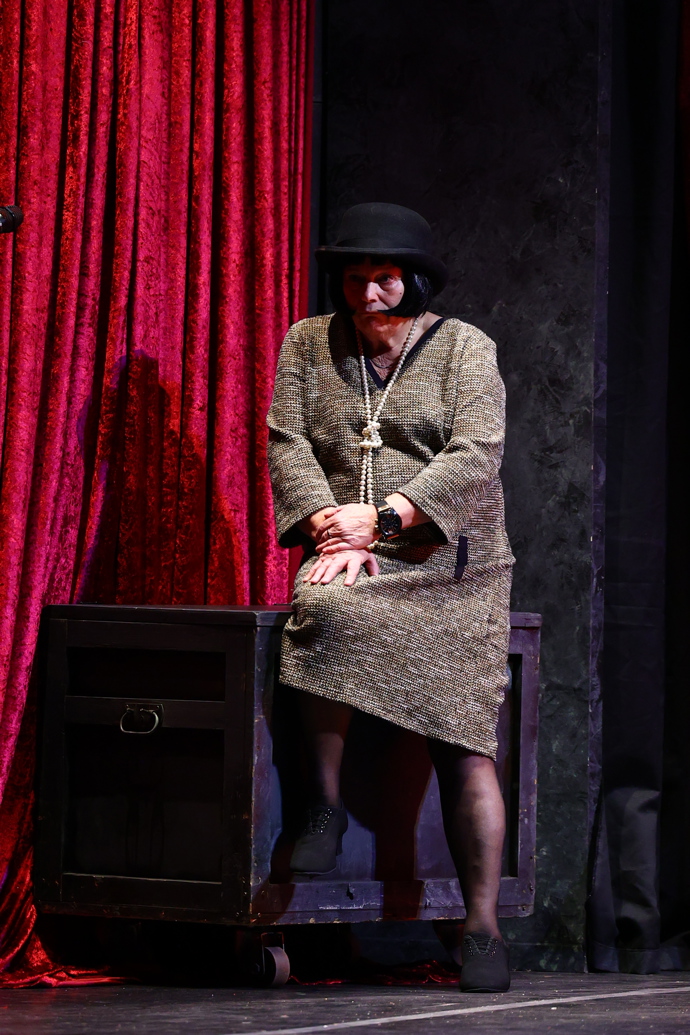 FOTO: Jitka Smutná na pódiu ve hře Opona nahoru. – stránka 4