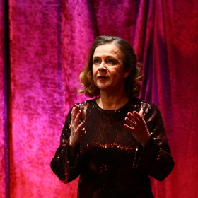 Petra Špalková v představení Opona nahoru.