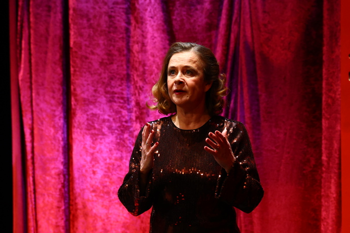 FOTO: Petra Špalková v představení Opona nahoru. – stránka 10