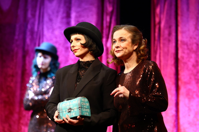 FOTO: Petra Špalková ve hře Opona nahoru. – stránka 8