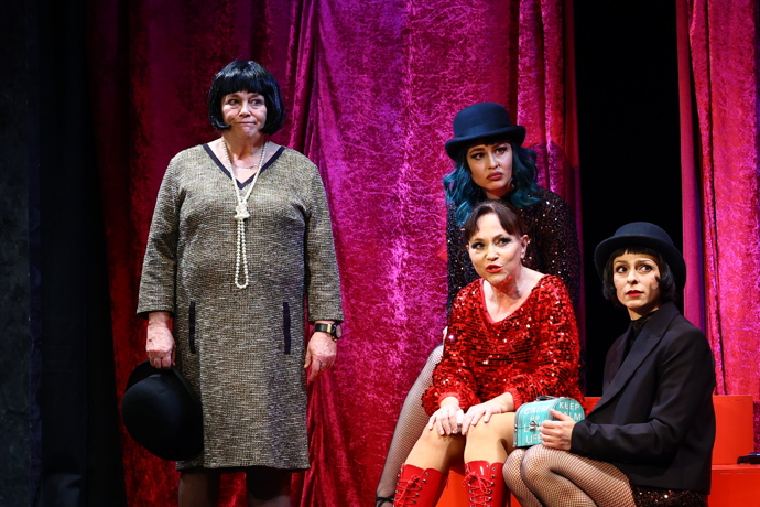 FOTO: Jitka Smutná vedle Aleny Mihulové ve hře Opona nahoru. – stránka 1