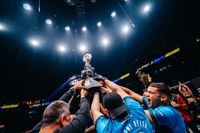 FOTO: Kromě peněz se zápasí i o tuto trofej.