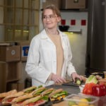 Natálka se v bistru hned začne zaučovat.